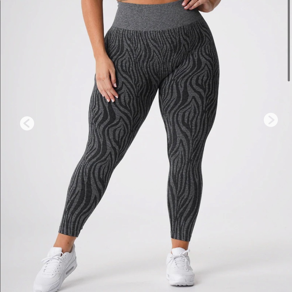 NVTGN LEGGINGS SIZE LARGE